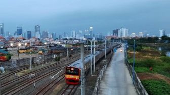 Ada Truk Nyangkut di Perlintasan Rel, Perjalanan KRL Relasi Bekasi Alami Keterlambatan