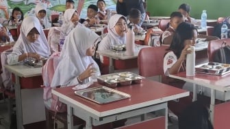 Program Makan Bergizi di Jatiasih, Wali Murid: Nasinya Kebanyakan Tanpa Susu