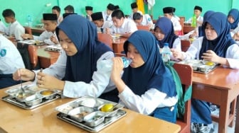 Program Makan Bergizi Gratis Perdana Dilakukan, Dapat Tanggapan Positif dari Guru dan Siswa