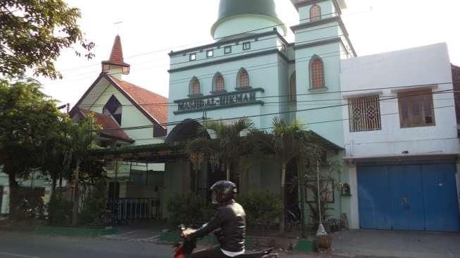 Kedua tempat ibadah di Jalan Gotot Subroto Solo ini simbol kerukunan antar umat beragama, Senin (20/7). (Suara.com/Labib Zamani)