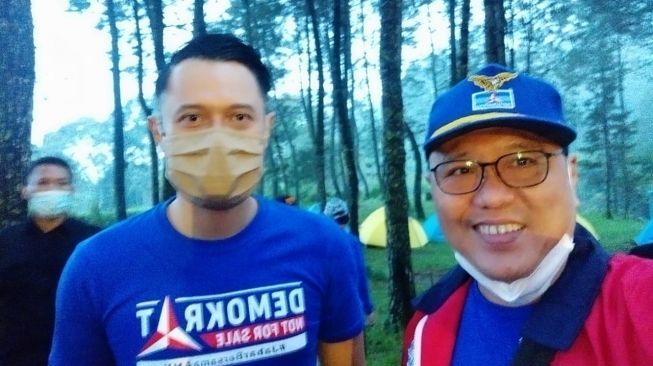 Ketua DPC Partai Demokrat Kota Bekasi Ronny Hermawan (kanan) bersama Ketua Umum Partai Demokrat Agus Harimurti Yudhoyono atau AHY (kiri).[Istimewa]