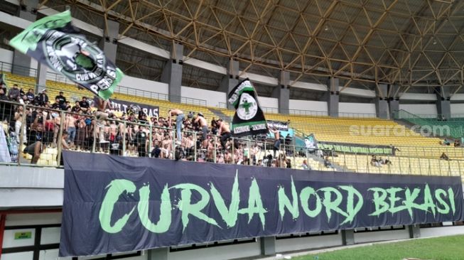 Para pendukung Persipasi Curva Nord Bekasi saat mendungkung Laskar Patriot melawan Ebod Cimahi di Stadion Patriot Candrabhaga, Kota Bekasi (Suara.com / Danan Arya)