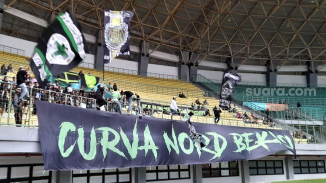 Aksi Berkelas Curva Nord Bekasi Rayakan Kemenangan Persipasi di Liga 3, Kasih Hadiah Spesial untuk Kamil