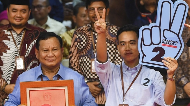 Pasangan Prabowo Subianto dan Gibran Rakabuming Raka menunjukkan nomor hasil undian pada Rapat Pleno Terbuka Pengundian dan Penetapan Nomor Urut Pasangan Capres dan Cawapres Pemilu Tahun 2024 di Gedung KPU, Jakarta, Selasa (14/11/2023). [ANTARA FOTO/Galih Pradipta]