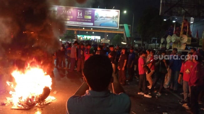 Tak Dapat Rekomendasi dari Pj Wali Kota Bekasi, Malam Ini Buruh Blokade Jalan dan Bakar Ban (Suara.com/Mae Harsa)