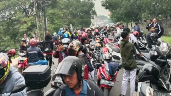 Pantauan Lalu Lintas Bekasi Siang Ini, Kemacetan di Gerbang Tol Bekasi Barat Imbas Demo Buruh