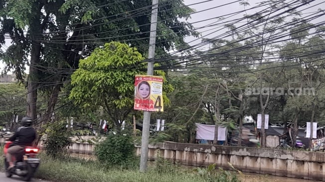 Hari Pertama Kampanye Pemilu 2024 di Bekasi, Masih Banyak Caleg Nakal Pasang APK di Titik Terlarang [Suara.com/Mae Harsa]