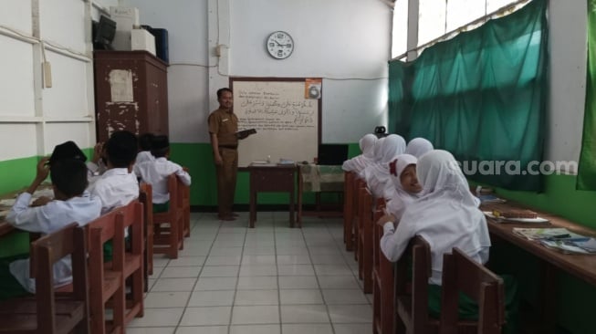 Curhat Guru Honorer Kota Bekasi di Pesta Pemilu 2024: Hidup Perih Banting Tulang dapat Upah Kecil [Suara.com/Mae Harsa]