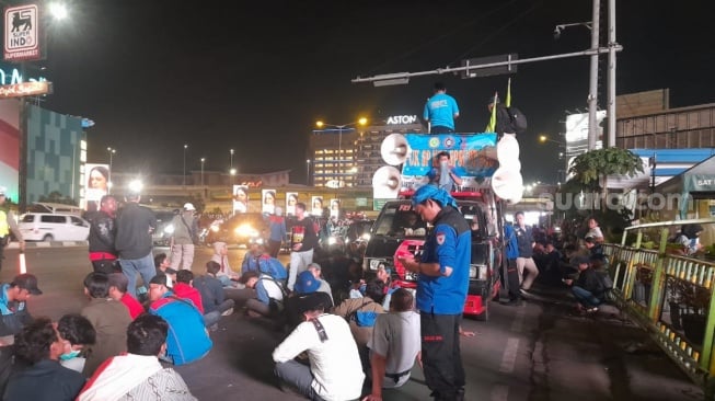 Tak Puas UMK Kota Bekasi 2024 Tertinggi di Jabar, Massa Buruh Malam Ini Masih Bertahan di Jalan [Suara.com/Mae Harsa]