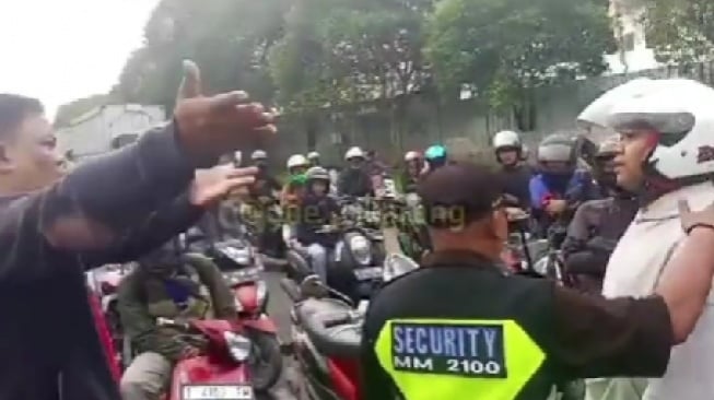 Buruh Blokir Jalan Jarakosta Cikarang, Warga Meradang: Kalo Keluarga Ente Mati Gimana, Pakai Logika!