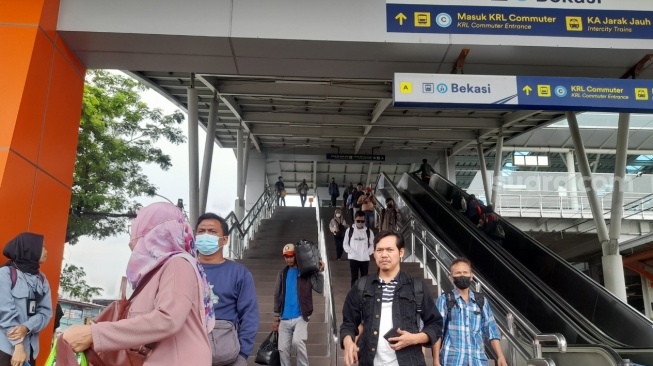 Keluh Kesah Pengguna KRL Harus Turun Gunakan Tangga karena Eskalator Stasiun Bekasi Mati Berbulan-bulan [Suara.com/Mae Harsa]