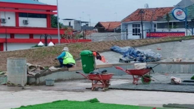 Alun-alun Karawang yang Dibangun dengan Duit Rp17 M Ditutup Sementara, Salah Siapa?