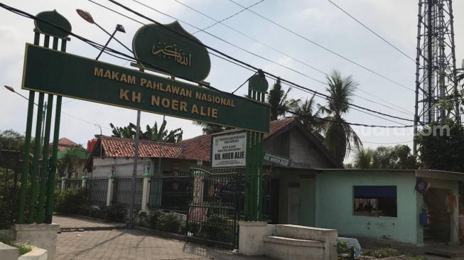 Mengenal Sejarah Makam KH Noer Ali yang Sering Dikunjungi Tokoh Nasional, Teranyar Anies Baswedan [Suara.com/Mae Harsa]