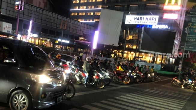 H-6 Lebaran 2024: Malam Ini Pemudik Motor Mulai Padati Jalan Kalimalang Bekasi [Suara.com/Mae Harsa]