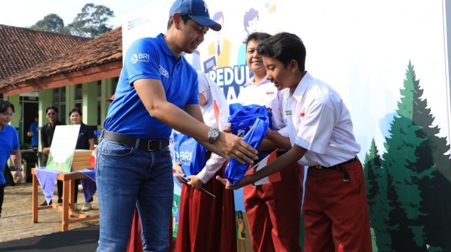 SDN 01 dan 02 Gunung Geulis Bogor Dapatkan Bantuan CSR dari BRI Peduli