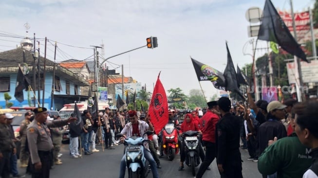 Pantauan octa-tracking.com di lokasi, relawan dan simpatisan terlihat di sejumlah titik. Beberapa ada yang berkumpul di depan Gedung PMI Kota Bekasi. [Suara,com/Mae Harsa]