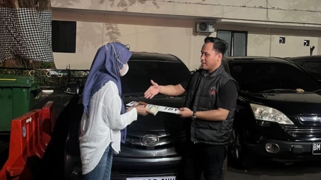 Polisi mengembalikan mobil yang dicuri kepada korban wanita berinisial BI, Jakarta, Kamis (12/9/2024). ANTARA/HO-Polda Metro Jaya 