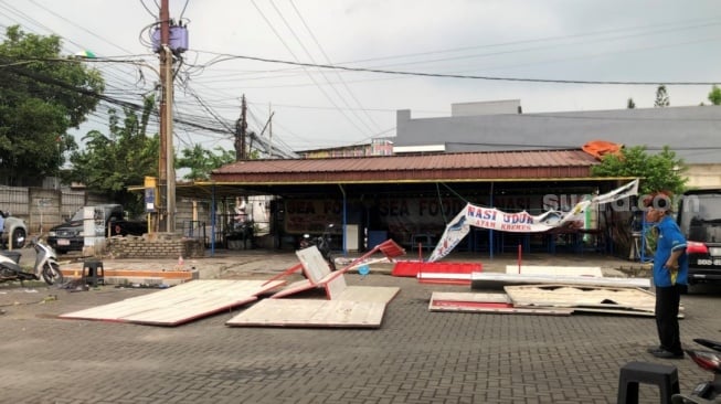 Hujan lebat disertai angin kencang membuat dua lapak UMKM yang berada di wilayah Padurenan, Kecamatan Mustika Jaya, Kota Bekasi, porak poranda, Selasa (24/9/2024). [Suara.com/Mae Harsa]