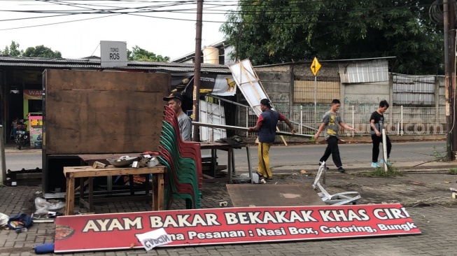 Hujan Deras dan Angin Kencang Hancurkan Lapak UMKM di Bekasi, Saksi: Kirain Mau Kiamat