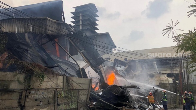 Breaking News! Si Jago Merah Porak Porandakan Pabrik Lilin di Bekasi