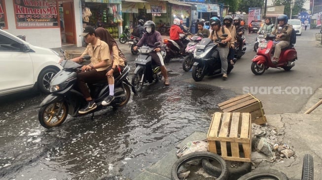 Mancing Mania! Jalan Kodau Jatiasih Rusak Tak Kunjung Diperbaiki, Warga Mengail Lele