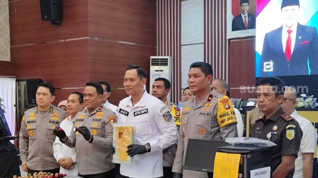 Menteri ATR/BPN Agus Harimurti Yudhoyono saat konpres pengungakapan kasus mafia tanah di Kabupaten Bekasi, Selasa (15/10/2024). [Suara.com/Mae Harsa] 