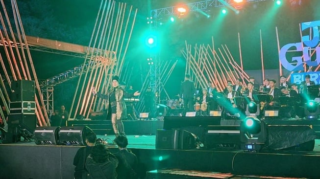 Meriah, Penyanyi Senior Elvy Sukaesih Goyang Jazz Gunung Burangrang