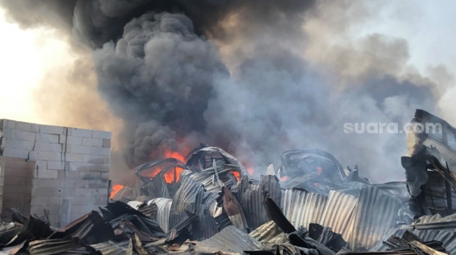 Sejumlah lapak barang bekas di Kelurahan Kalibaru, Kecamatan Medan Satria, Kota Bekasi ludes terbakar pada Rabu (23/10/2024) pagi. [Suara.com/Mae Harsa]