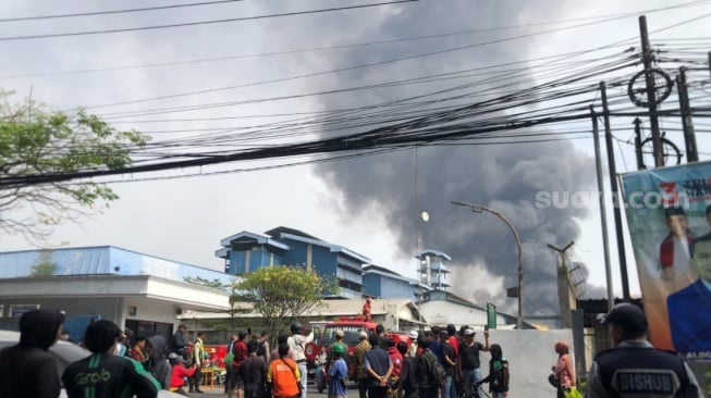 Kebakaran hebat melanda sebuah pabrik yang berada di di Kawasan Pejuang, Kecamatan Medan Satria, Kota Bekasi, pada Jumat (1/11/2024) pagi. [Suara.com/Mae Harsa]