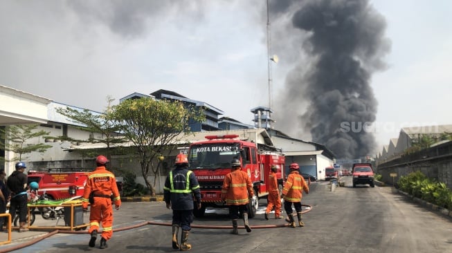 Kebakaran pabrik industri di Bekasi. [octa-tracking.com/Mae Manah]