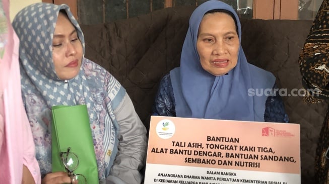 Putri Pahlawan Nasional Kusumah Atmaja Siti Saubati (75) yang tinggal di Blok JA, Kelurahan Pejuang, Kecamatan Medan Satria, Kota Bekasi. [Suara.com/Mae Harsa]