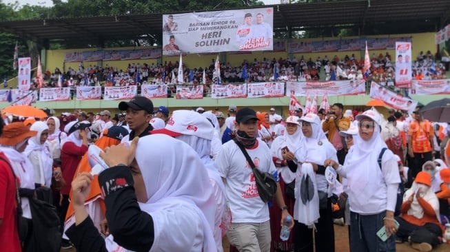 Pasangan calon wali kota dan wakil wali kota Bekasi nomor urut 01 Heri Koswara - Sholihin, menggelar kampanye akbar terbuka di lapangan Multiguna, Bekasi Timur, Minggu (17/11/2024). [Suara.com/Mae Harsa] 