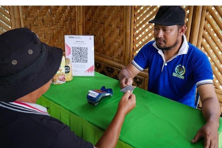 Kehadiran QRIS yang BRI di unit usaha BUMDes Sangga Emas mendorong inklusi keuangan masyarakat desa sekaligus memudahkan pelaku usaha memantau transaksi. (Dok. BRI)